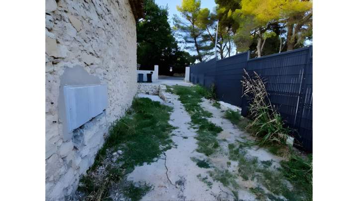 Allée et clôture Lambesc